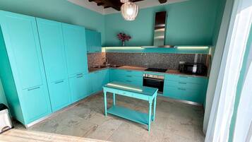 Kühlschrank, Mikrowelle, Ofen, Herdplatte