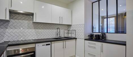 Réfrigérateur, micro-ondes, four, plaque de cuisson