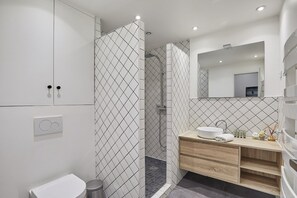 Douche, sèche-cheveux, serviettes fournies