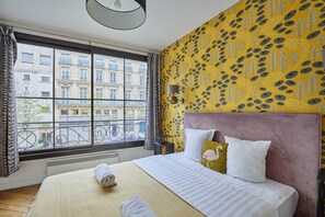 3 slaapkamers, een bureau, een strijkplank/strijkijzer, reisbedje