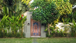 Property grounds - Exclusive 5-Bedroom Luxury Villa in Canggu, Walking Distance to the Beach! (Tanggu)