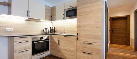 Kjøleskap, ovn, kokeplater og oppvaskmaskin