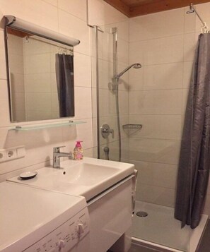 Shower, hair dryer - Holiday apartment with 1 bedroom (Krimml)