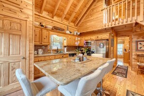 Fridge, microwave, oven, stovetop - Mountain Bearadise - Mountain views and privacy! 3 BR, 2 BA Cabin (Blairsville)