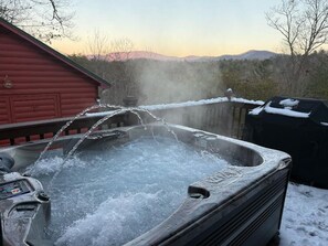 Outdoor spa tub - Mountain Bearadise - Mountain views and privacy! 3 BR, 2 BA Cabin (Blairsville)