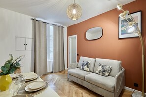 Smart TV, offices - Charming new flat in the centre of Paris (Paris)