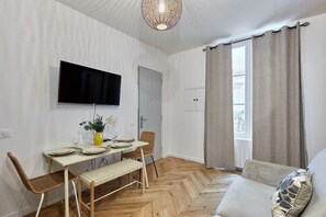 Smart TV, offices - Charming new flat in the centre of Paris (Paris)