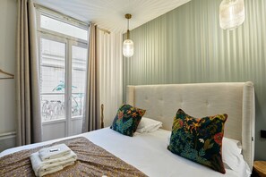 1 bedroom, desk, iron/ironing board, travel cot - Charming new flat in the centre of Paris (Paris)