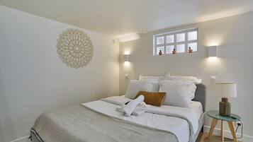 5 Schlafzimmer, Schreibtisch, Bügeleisen/Bügelbrett, Bettwäsche