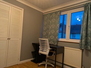 Escrivaninha, espaço de trabalho para notebook