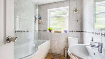 Produtos de toalete grátis, secador de cabelo, toalhas de banho