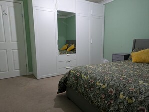 Escrivaninha, espaço de trabalho para notebook