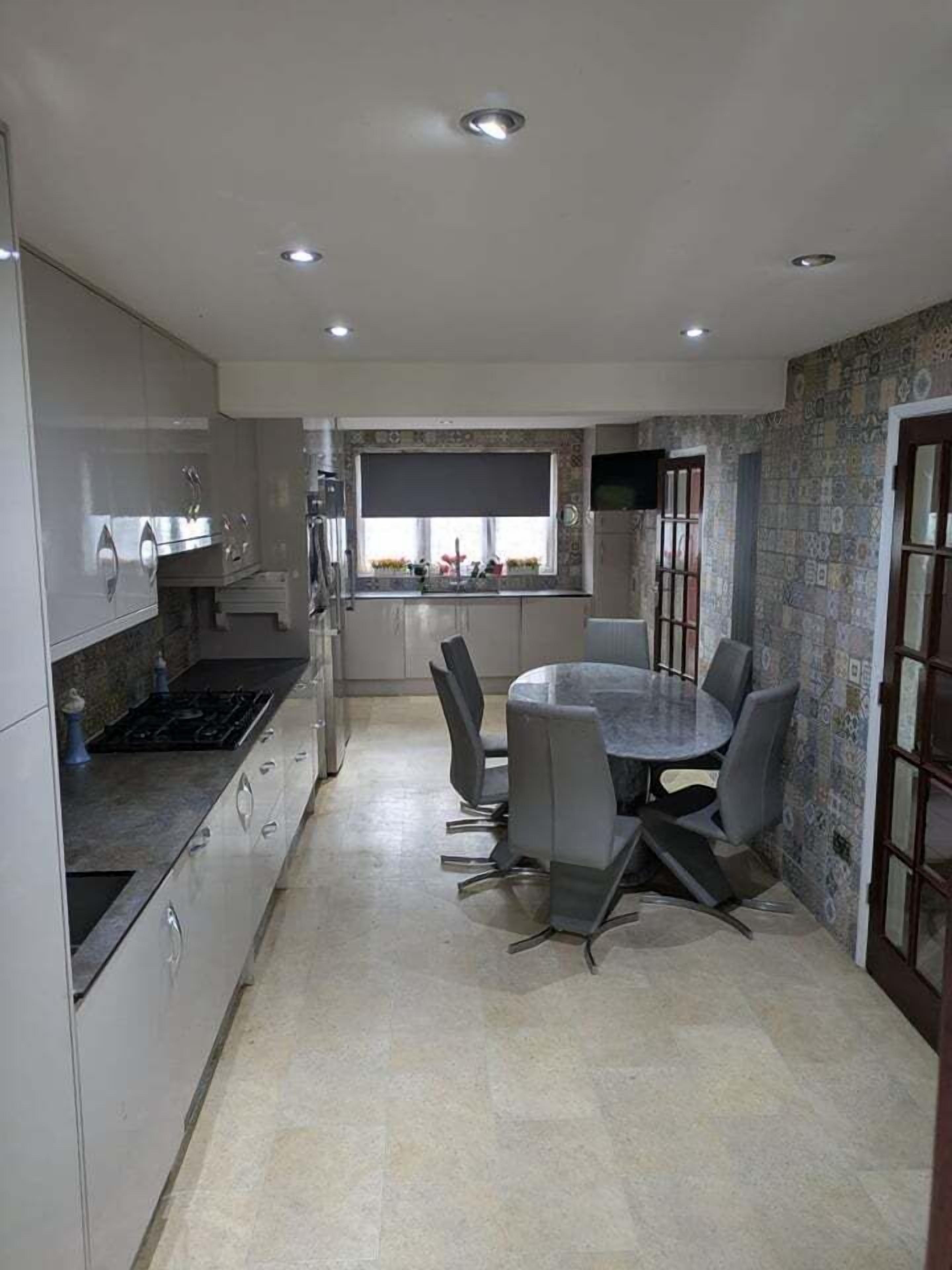 Full-size fridge, microwave, oven, stovetop