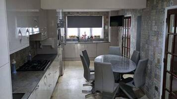 Full-size fridge, microwave, oven, stovetop