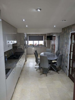 Full-size fridge, microwave, oven, stovetop - Central Large House close to Heathrow (Slough)