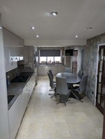 Frigorífico grande, microondas, horno y placa de cocina