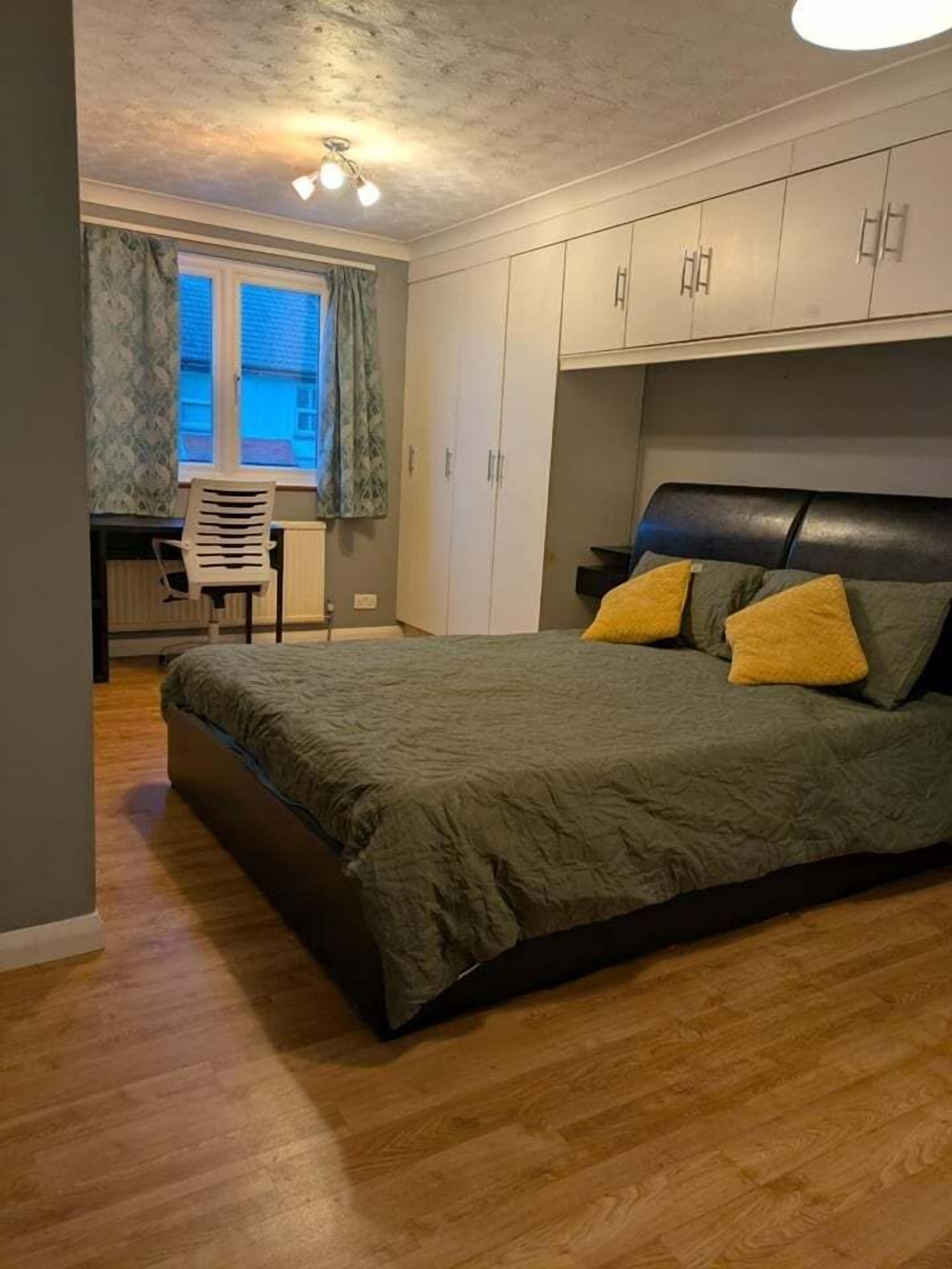 Desk, laptop workspace, iron/ironing board, free WiFi