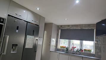 Full-size fridge, microwave, oven, stovetop