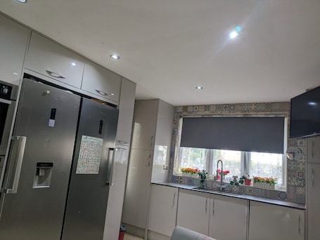 Full-sized fridge, microwave, oven, stovetop. Central Large House close to Heathrow