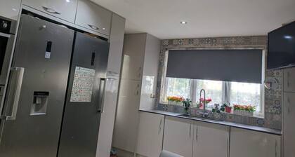 Central Large House close to Heathrow