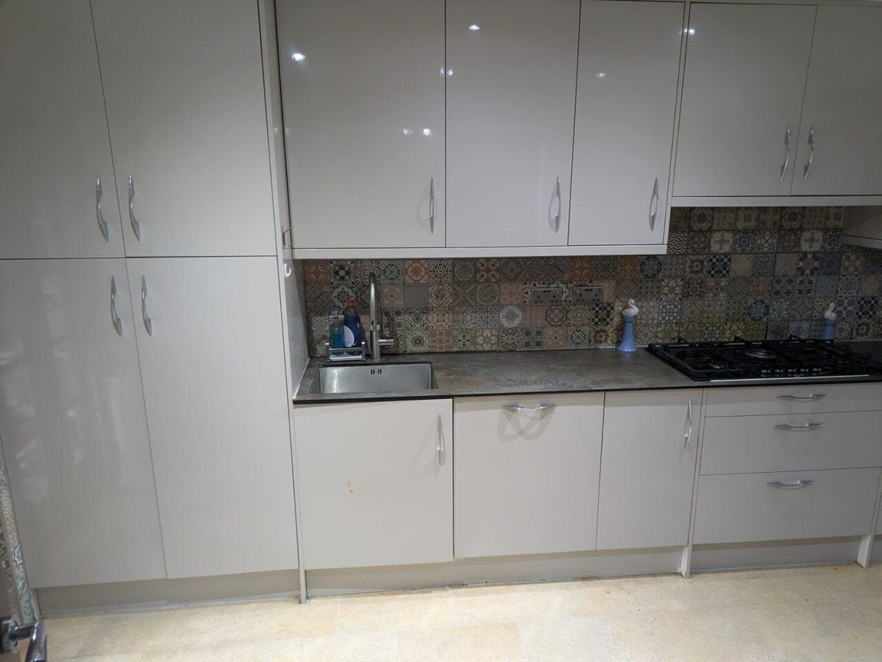 Full-size fridge, microwave, oven, stovetop