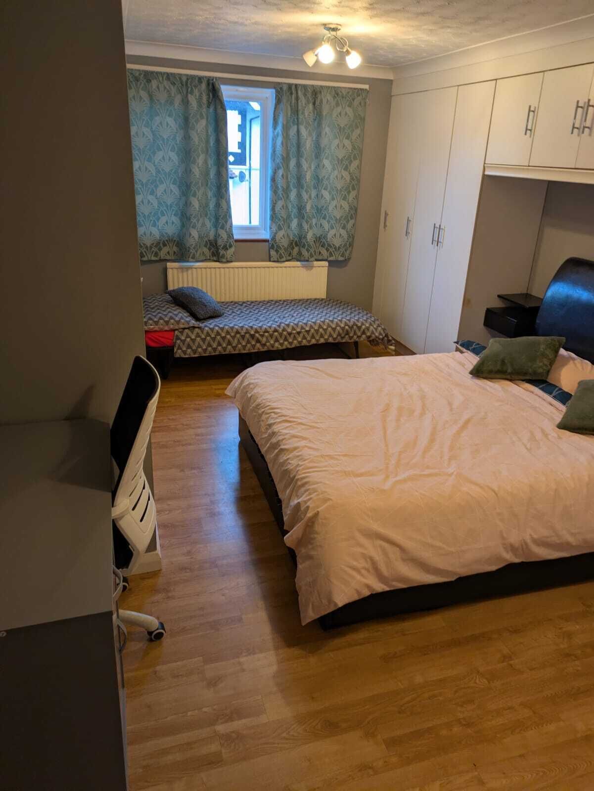 Habitación triple Deluxe, vista a la ciudad | Escritorio y espacio para trabajar con laptop 