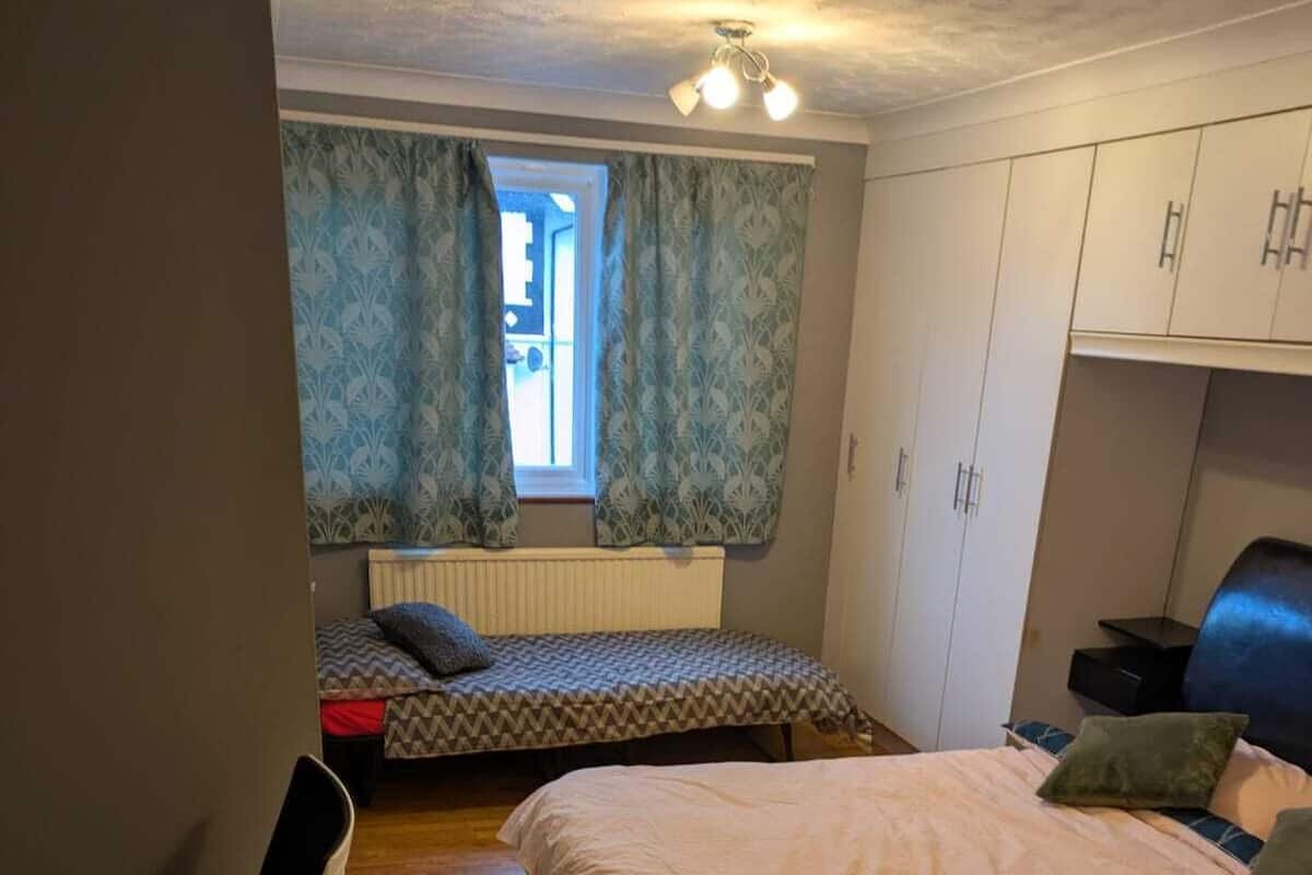 Deluxe Triple Room, City View | Desk, laptop workspace, iron/ironing board (on request), WiFi (free)