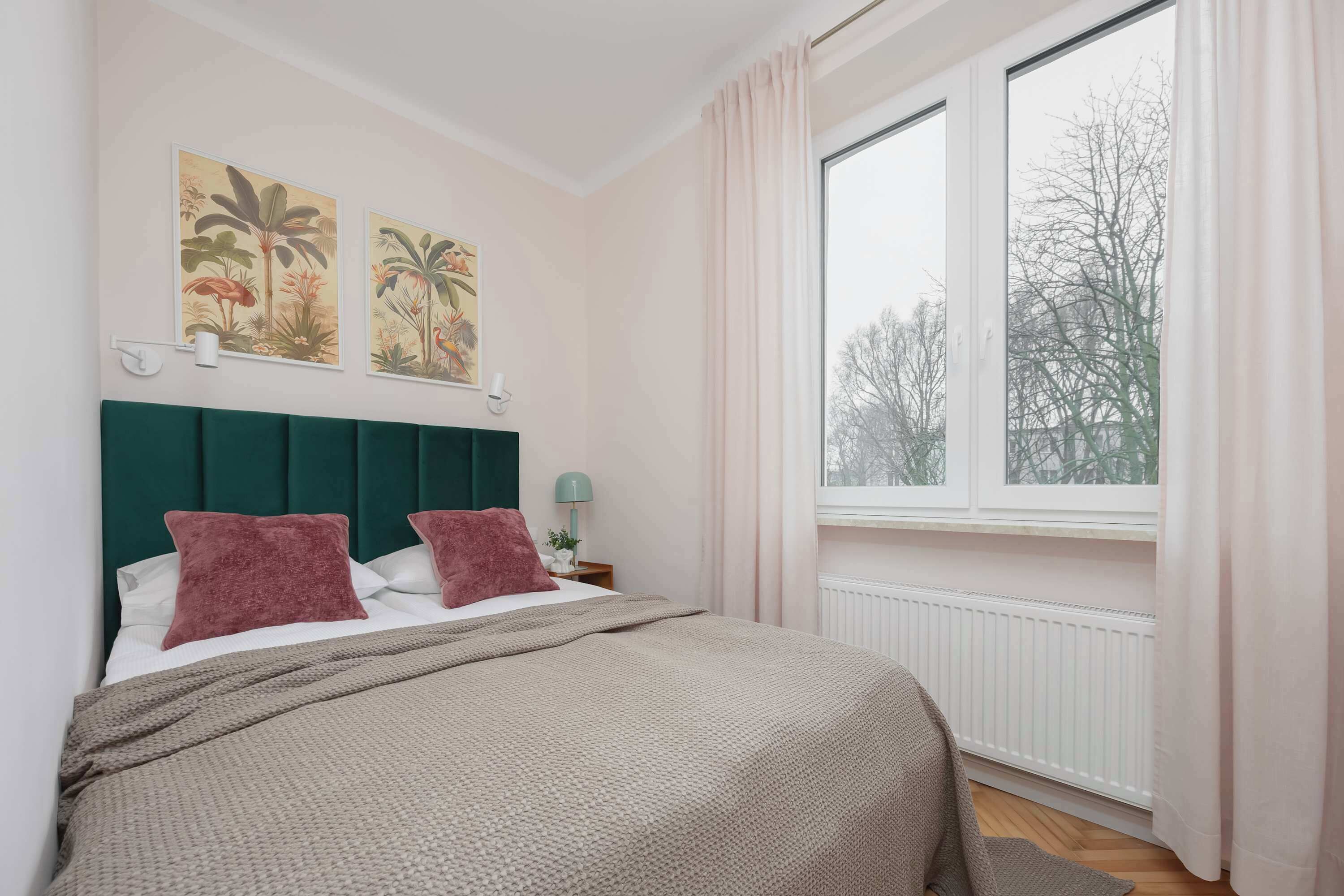 Tabla de planchar con plancha, cuna de viaje, wifi y ropa de cama 