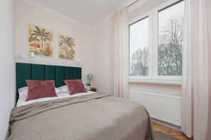 Tabla de planchar con plancha, cuna de viaje, wifi y ropa de cama 