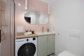 Dusche, Haartrockner, Handtücher, Shampoo