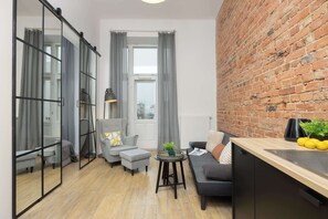 Una televisión, una oficina