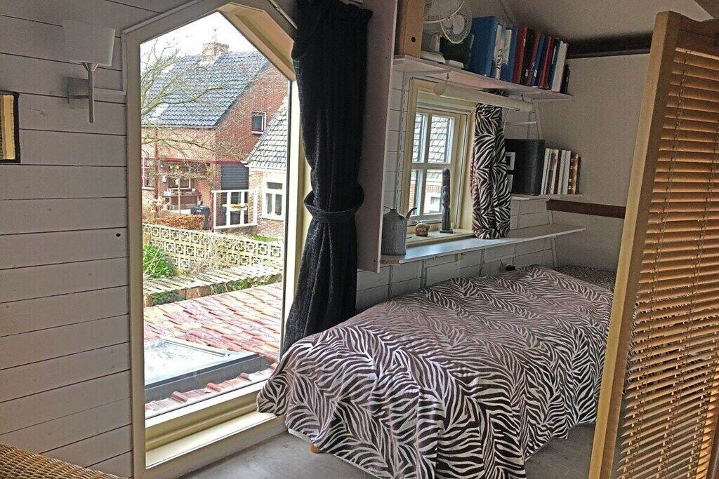 Travel crib, free WiFi, bed sheets