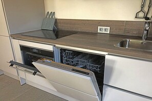 Een koelkast, een microgolfoven, een oven, een kookplaat