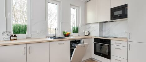 Frigorifero, microonde, forno, piano cottura