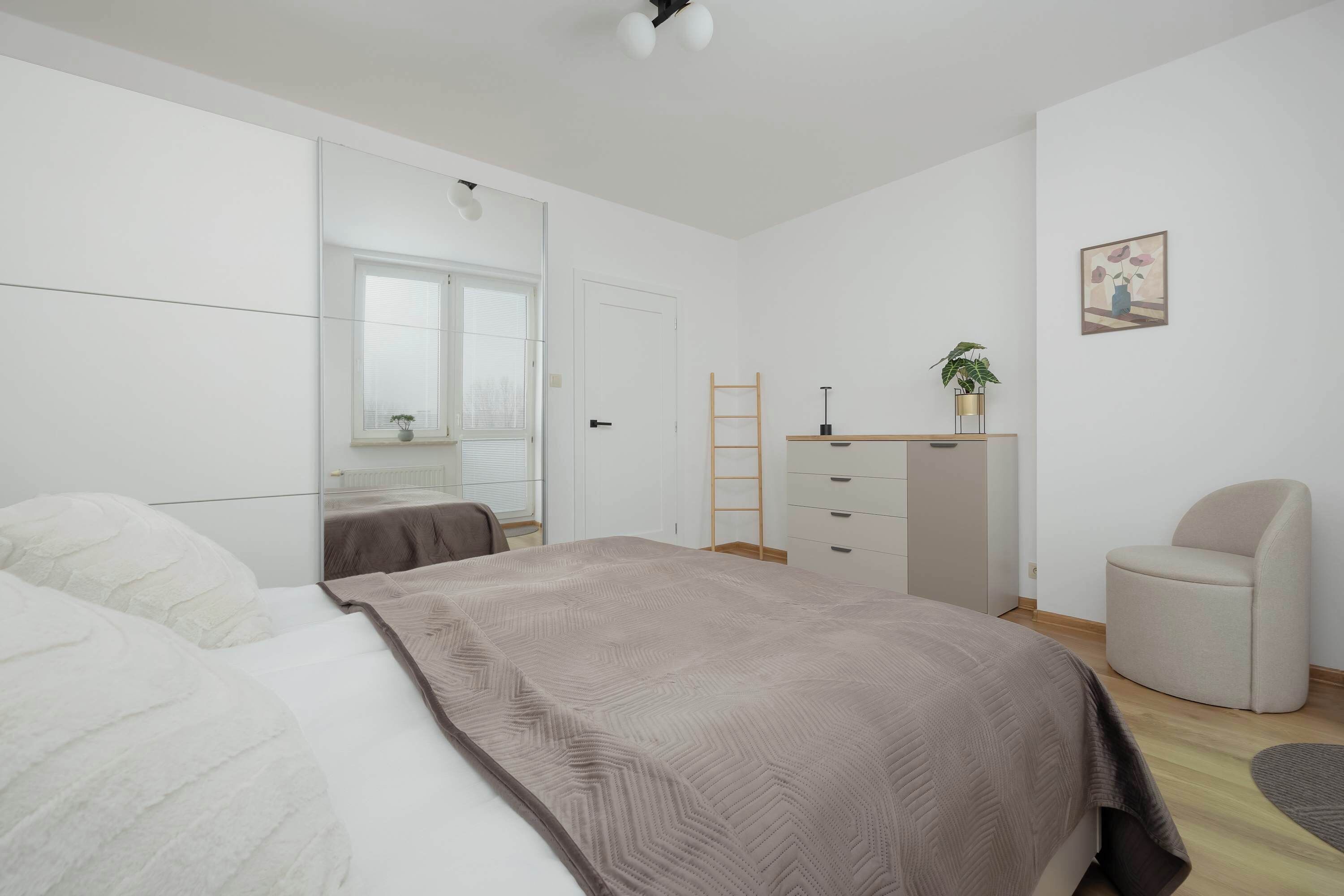 Iron/ironing board, travel crib, WiFi, bed sheets