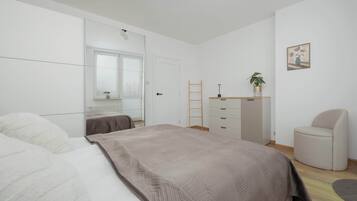 Iron/ironing board, travel crib, WiFi, bed sheets