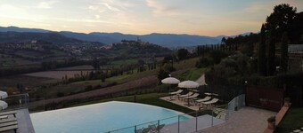 Spacious apartment with infinity pool