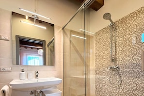 Regadera, secadora de cabello, bidet 