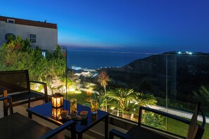 Outdoor dining - Sky, Luxury Apartment (Rhodes)