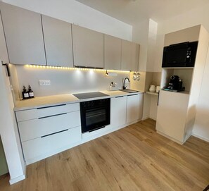 Fridge, microwave, oven, stovetop - Come & Stay near Berlin (Falkensee)
