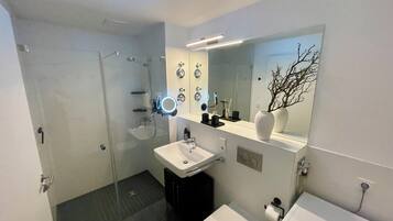 Dusche, Haartrockner, HandtĂŒcher, Seife