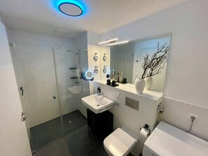 Shower, hair dryer, towels, soap - Come & Stay near Berlin (Falkensee)