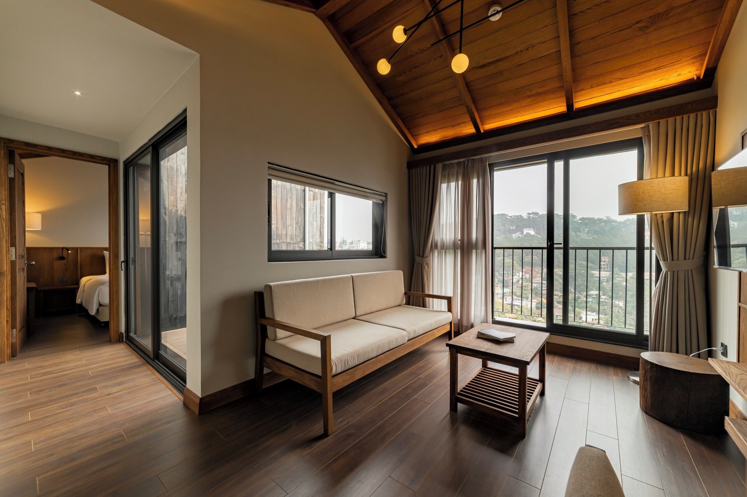 جناح فاخر - بشرفة - بمنظر للوادي | خزنة داخل الغرفة وستائر تعتيم وتجهيزات عازلة للصوت ومكواة/لوح كي