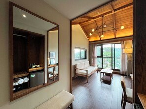 خزنة داخل الغرفة وستائر تعتيم وتجهيزات عازلة للصوت ومكواة/لوح كي