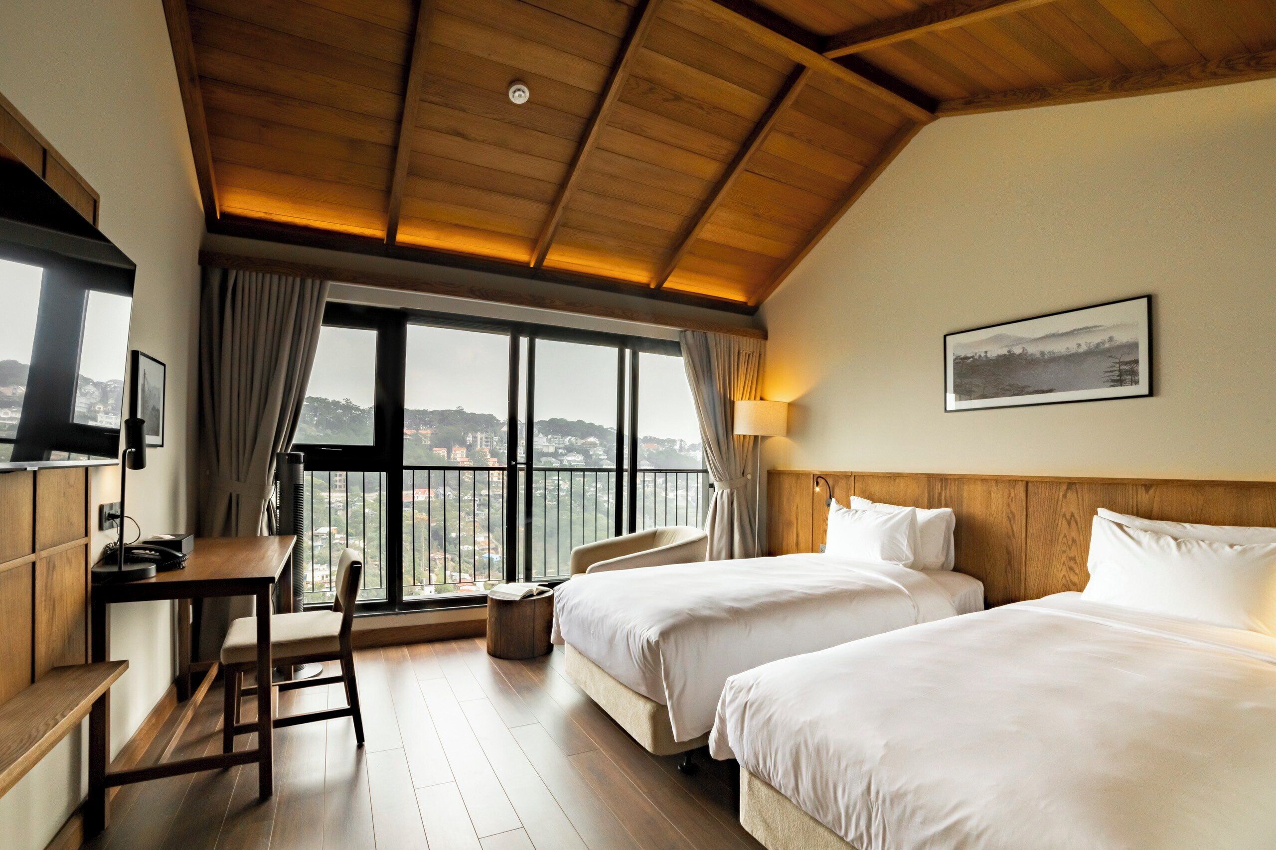 غرفة مميزة مزدوجة أو بسريرين منفصلين - بمنظر للوادي | خزنة داخل الغرفة وستائر تعتيم وتجهيزات عازلة للصوت ومكواة/لوح كي