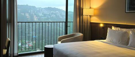 Caja de seguridad en la habitación y cortinas blackout