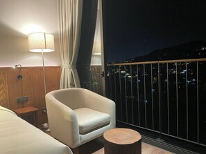 خزنة داخل الغرفة وستائر تعتيم وتجهيزات عازلة للصوت ومكواة/لوح كي