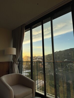 خزنة داخل الغرفة وستائر تعتيم وتجهيزات عازلة للصوت ومكواة/لوح كي