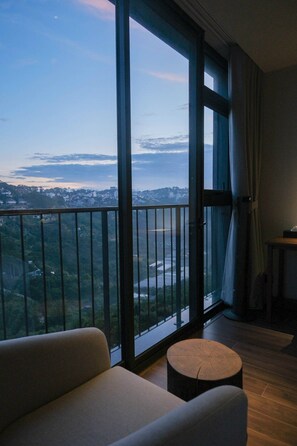 خزنة داخل الغرفة وستائر تعتيم وتجهيزات عازلة للصوت ومكواة/لوح كي