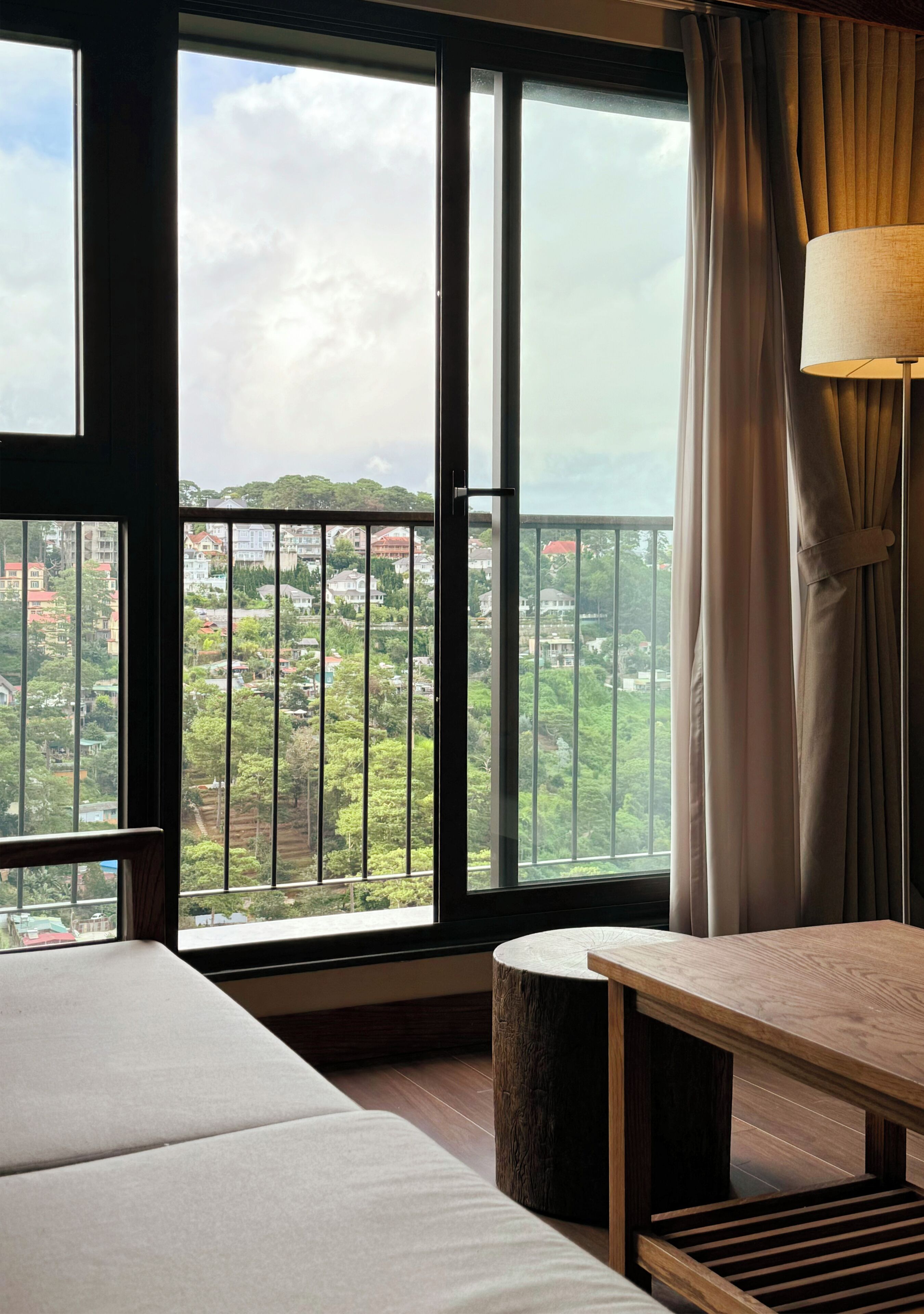 Suite Luxe, balcon, vue vallée | Coin séjour | Télévision